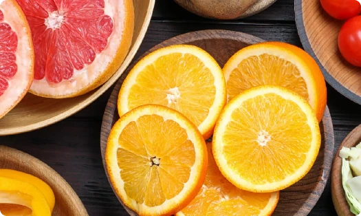 Misky čerstvého nakrájeného pomeranče a grapefruitu